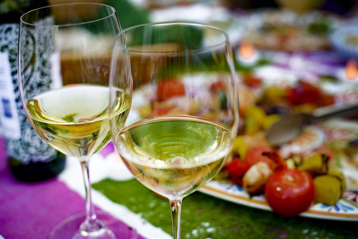 Alternative White Wine Pairings for Popular Summer Meals